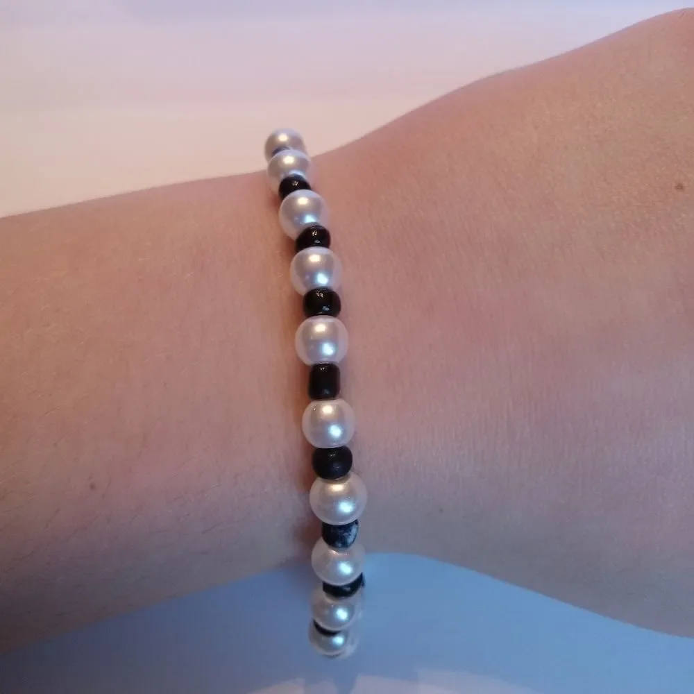 Faux pearl and black beaded bracelet